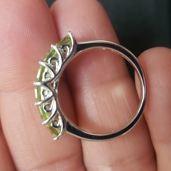 BBJ 925 Six Glass Stone Peridot Ring. - Picture 3 of 10
